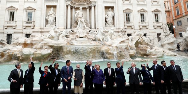 Les dirigeants du G20 qui ont participé en présentiel au sommet de Rome prennent la pose devant la mythique fontaine de Trévi, ce dimanche 31 octobre 2021.