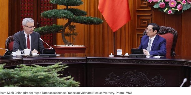 Les détails de la visite officielle de Pham Minh Chinh ont été réglés en amont à Hanoï par l’ambassadeur de France, Nicolas Warnery (à gauche).