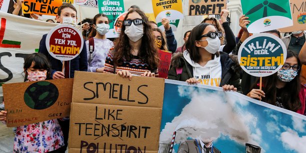Les manifestants demandent aux représentants des gouvernements mondiaux d'agir davantage contre le dérèglement climatique.