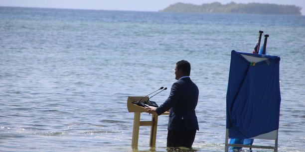 A l’occasion de la COP 26, en 2021, Simon Kofe, le ministre des Affaires étrangères des îles Tuvalu avait marqué les esprits en prononçant un discours depuis l’archipel, debout, face à un pupitre installé dans la mer.