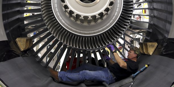 (Photo d'illustration : sur le site de GE Aviation Peebles, à Peebles dans l'Ohio, un employé de General Electric règle un moteur GE90 avant une série de tests de fonctionnement, le 15 novembre 2013.)