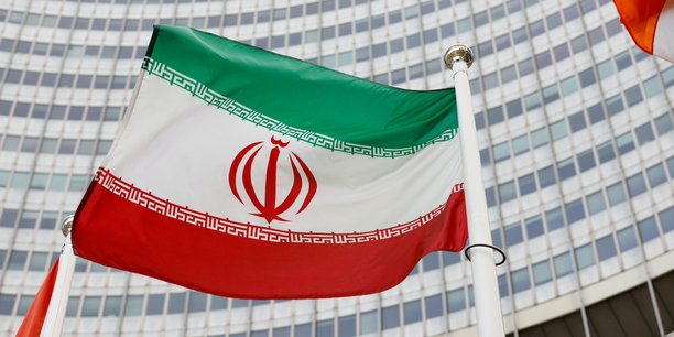 Drapeau iranien flottant devant le siège de l'Agence internationale de l'énergie atomique (AIEA) à  Vienne.