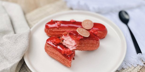 La pâtisserie lyonnaise Les Éclaireurs a créé un éclair à la praline rose, sous la marque Ville de Lyon, déjà distribué dans ses boutiques.