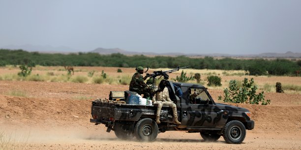 Niger : un convoi militaire francais bloque, au moins deux morts[reuters.com]