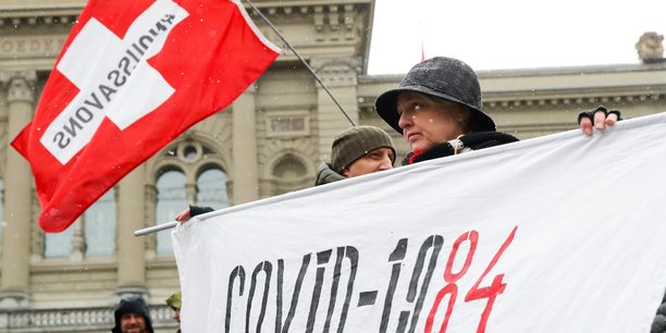 Suisse : la loi covid approuvee par referendum[reuters.com]