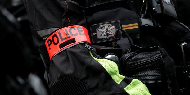 Un policier hors service poignarde a paris[reuters.com]