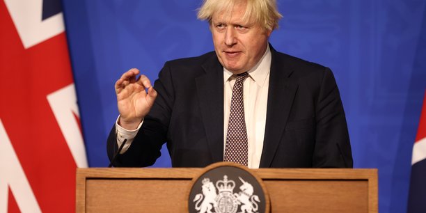 Le Premier ministre britannique Boris Johnson a jugé le 30 novembre dernier qu'un confinement n'était pas envisagé à ce stade malgré la propagation rapide du variant Omicron. « Mais nous gardons tout sous contrôle constant », a-t-il précisé.