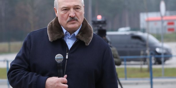Loukachenko pret a interrompre les flux energetiques russes si la pologne ferme sa frontiere, d'apres ria[reuters.com]