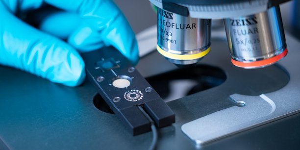 La lame d'étalonnage d'Argolight permet de s'assurer du bon réglage du microscope à fluorescence.