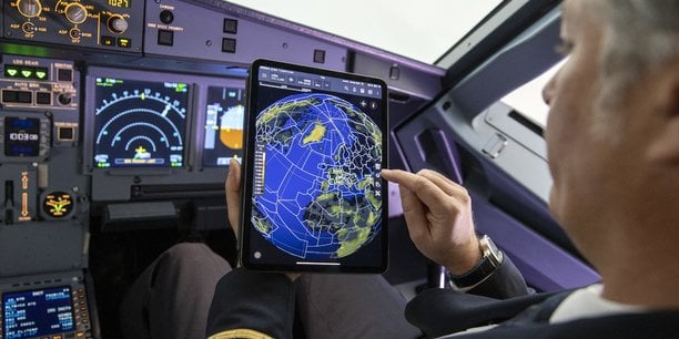 Navblue, filiale d'Airbus, a dévoilé lors du Dubai Airshow son assistant de vol numérique pour les pilotes.