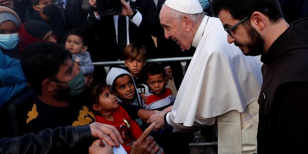 Le pape visite un camp de migrants sur l'ile grecque de lesbos[reuters.com]
