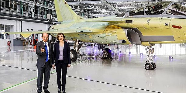 Eric Trappier, PDG du groupe Dassault, et Florence Parly, ministre des Armées, dans l'usine d'assemblage du Rafale à Mérignac, en janvier 2019.