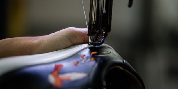 Les rouleaux de matière sont fabriqués en Italie, les chaussures et les sacs conçus au Portugal et les pulls tricotés à Nantes.