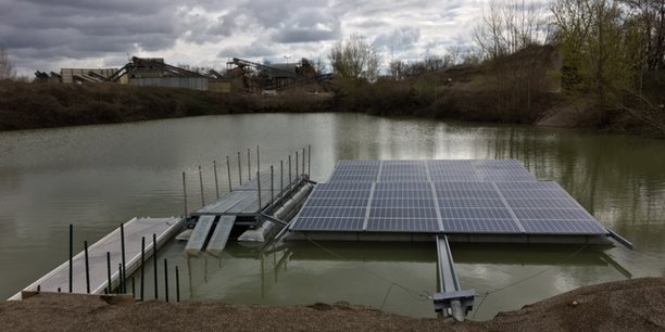 La société landaise Raftsolar positionne des panneaux photovoltaïques sur les plans d'eau. C'est le principe du photovoltaïsme.