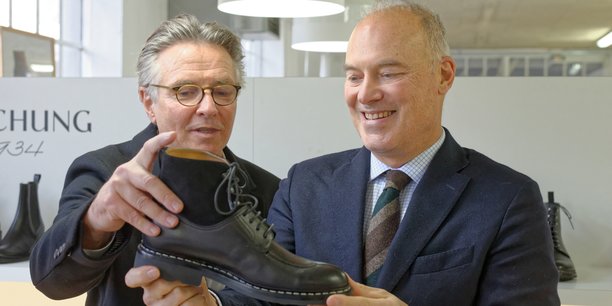 Pierre Heschung (à gauche) et Renaud Dutreil (à droite), président de French Legacy Group, nouveau propriétaire des chaussures Heschung à Steinbourg (Bas-Rhin).