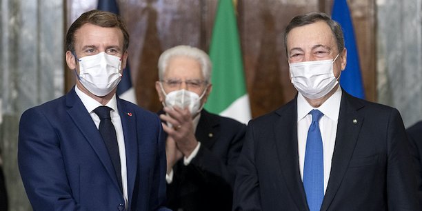 Le Président Emmanuel Macron et le Premier ministre Mario Draghi lors de la signature du Traité de Quirinal en présence du Président de la République  italienne, Sergio Mattarella (au centre), au palais présidentiel du Quirinal, le 26 novembre 2021 à Rome.