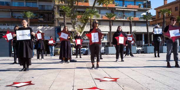DIE-IN en mémoire aux 90 femmes victimes de féminicides, organisé par le collectif Nous Toutes le 16 novembre 2021, dans toutes les grandes villes de France simultanément, ici a Montauban avec le comité du Tarn-et-Garonne.