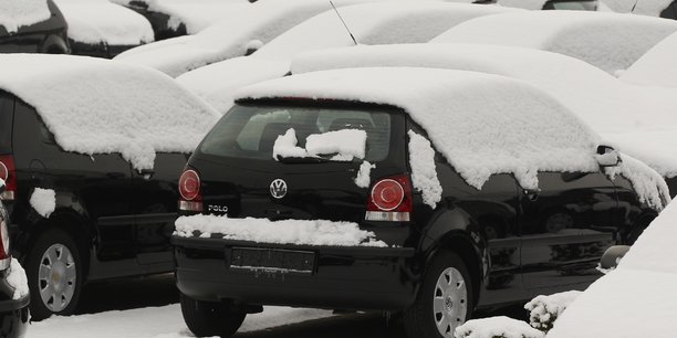 Photo d'illustration: le parking enneigé d'un concessionnaire automobile de la ville de Hamm, en Allemagne, en janvier 2013.