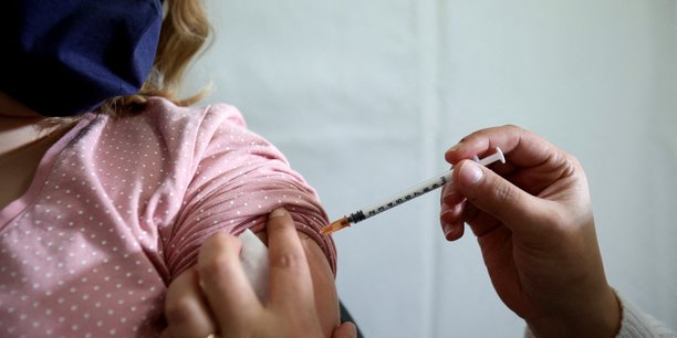 Pourquoi l’opposition au vaccin continue malgré la levée du pass vaccinal - La Tribune.fr
