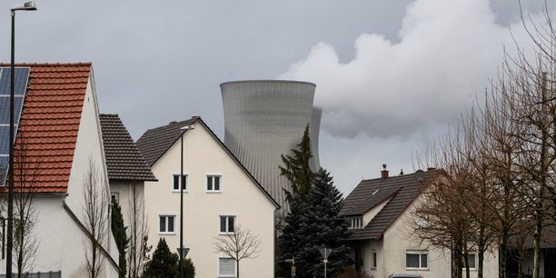 Nucleaire: l'allemagne va fermer trois de ses six dernieres centrales[reuters.com]