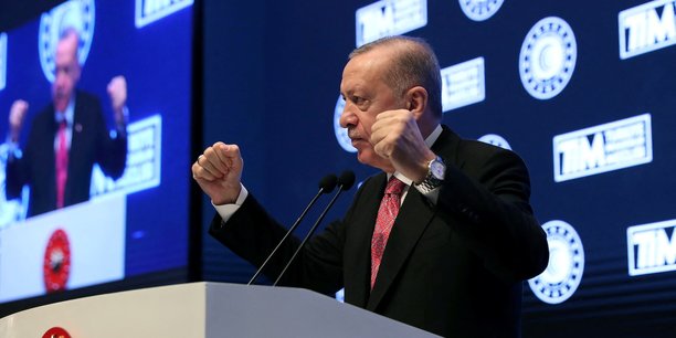 Le président de la Turquie, Recep Tayyip Erdoğan, s'adresse aux milieux d'affaires pour les convaincre du bien-fondé de sa politique économique lors d'une rencontre à Istanbul ce lundi 3 janvier.