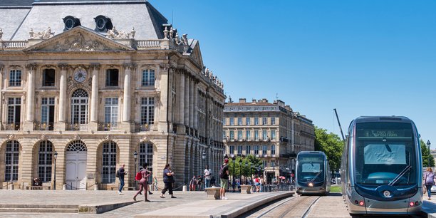 Le système APS déployé à Bordeaux permet de supprimer les caténaires sur les 30 km du réseau situés dans le centre-ville historique grâce à 1.600 boîtiers d'alimentation disposés sous les rails.