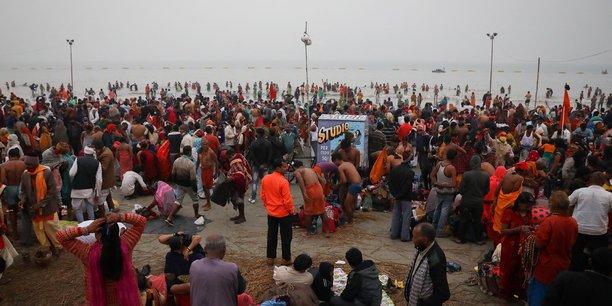 Des centaines de milliers d'hindous s'immergent dans le gange malgre le covid-19[reuters.com]