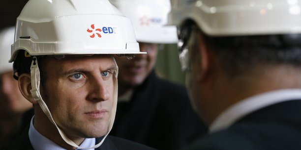 Photo d'illustration: Emmanuel Macron, en 2016 lorsqu'il était ministre de l'Economie, en visite sur le site EDF de la centrale nucléaire de Civaux.
