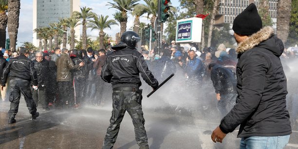 La police tunisienne disperse une manifestation a tunis[reuters.com]