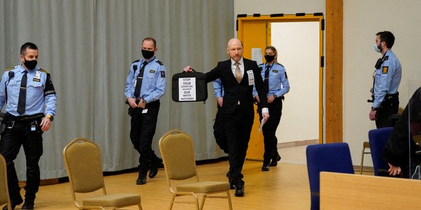 Dix ans apres utoya, breivik demande sa remise en liberte, et fait le salut nazi devant le tribunal[reuters.com]