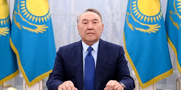 L'ancien president kazakh reapparait, dement tout conflit au sein de l'elite[reuters.com]