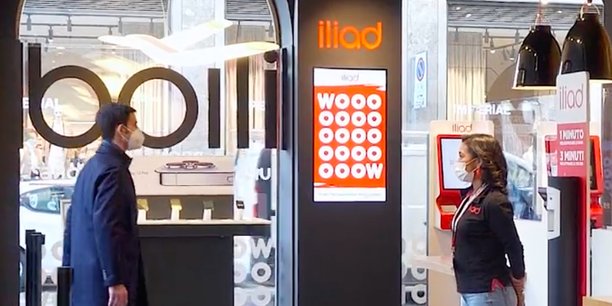 Dans une vidéo promotionnelle publiée sur Twitter, dont voici une capture d'écran, Benedetto Levi, le patron d'Iliad Italia (à gauche), se met en scène dans une boutique de l'opérateur, où plusieurs messages promettant une nouvelle « révolution » ont été placardés.