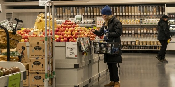 Clients dans un supermarché Whole Foods à New York, début janvier. Les prix élevés des produits entament les budgets des consommateurs.