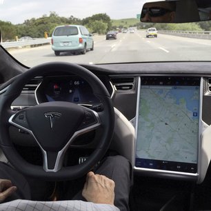 Tesla: elon musk parie sur les humanoides et les robotaxis en 2022-23[reuters.com]