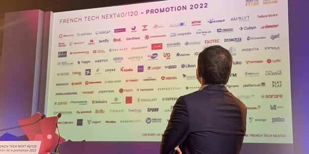 Cédric O regardant les lauréats de la promotion 2022 du Next40 et du French Tech 120.