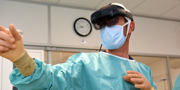 Abys Mecical mêle casque de réalité augmentée, recours au jumeau numérique et impression 3D pour moderniser les opérations chirurgicales.