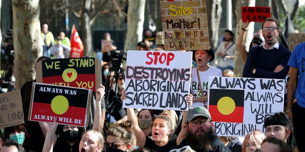 Pour faciliter l'exploitation du minerai de fer, Rio Tinto a dynamité en mai 2020 le site de Juukan Gorge (Australie occidentale), site qui témoigne de la vie des Aborigènes il y a plus de 46.000 ans. Le scandale avait suscité d'importantes manifestations (photo), et obligé le groupe à présenter ses excuses et à pousser son directeur général, le Français Jean-Sébastien Jacques, à démissionner.