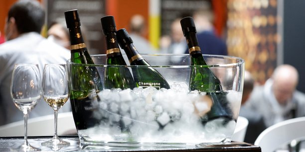 Pour juguler la flambée de leurs coûts de production (verre, gaz...), les maisons de champagne ont fait grimper les prix de leurs bouteilles.