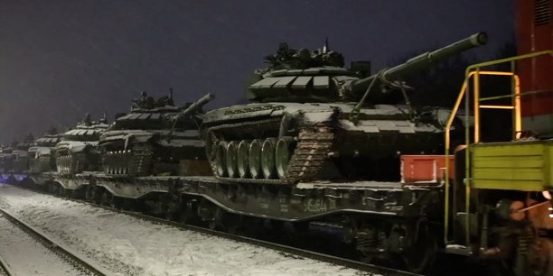 Cette photo est diffusée par l'agence Reuters sans garantie d'authenticité car elle n'a pas été prise par un de ses photojournalistes: elle est issue d'une séquence publiée par le ministère russe de la Défense le vendredi 18 février 2022, qui la décrit comme celle d'un train transportant des chars et d'autres matériels militaires arrivant à l'une des bases russes permanentes de la région de Nijni Novgorod, en Russie, à l'Est de Moscou - très loin de la frontière ukrainienne, donc.