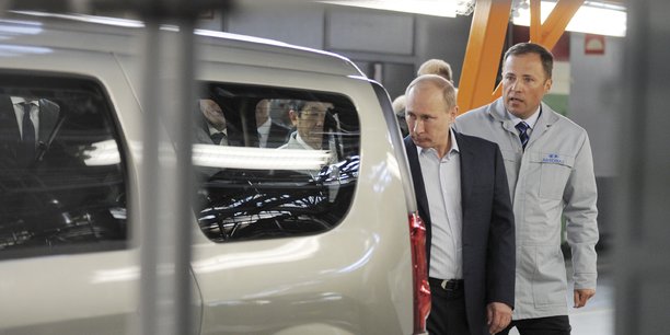 Vladimir Poutine visite un site Avtovaz, qui commercialise la marque russe Lada, et filiale à 100% de Renault.