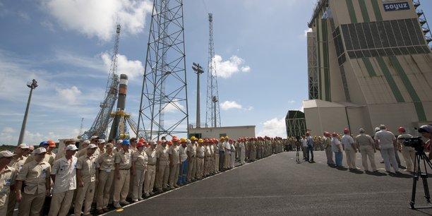 87 russes sont présents en Guyane et travaillent pour les sociétés NPO Lavochkin (étage supérieur Fregat-MT), Progress RCC (fabricant des Soyuz) et de TsENKI, qui construit les installations de lancement russes.