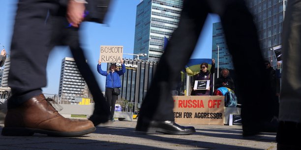 Des manifestants contre la guerre en Ukraine, près de l'entrée du Mobile World Congress, ce mardi.