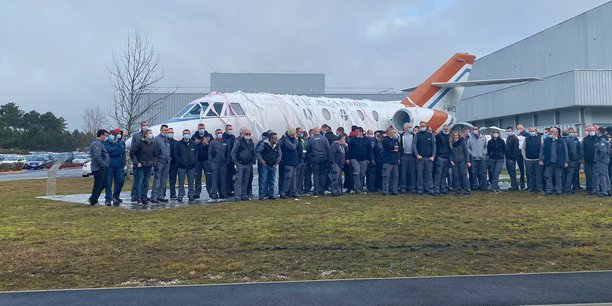 Un Falcon d'exposition sur le site de Dassault à Martignas recouvert par de papier toilette par des salariés grévistes le 7 février 2022.