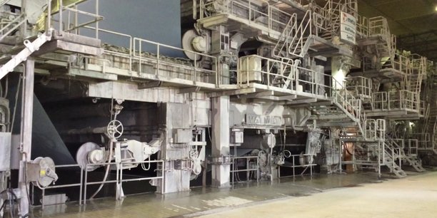 Grâce à cette énorme machine de 120 mètres de long, l'usine dispose d'une capacité de recyclage annuelle de 480.000 tonnes de papier et carton, correspondant au tri de 24 millions de français.
