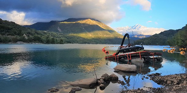 Watertracks, qui a mis au point le robot Nessie, capable de draguer les sédiments se déposant au fond des lacs artificiels, veut partir à l'export dès 2023, notamment en se lançant à l'assaut du massif alpin en Suisse, Autriche et Allemagne.