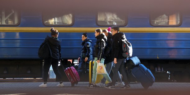 Des réfugiés en provenance d'Odessa arrivent au point de contrôle de Medyka, en Pologne, ce vendredi.