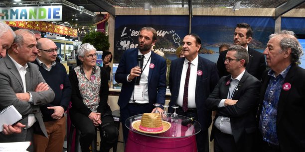 Avec son Pôle vin, lancé fin 2021, le président de la Métropole de Montpellier Michaël Delafosse (au milieu sur la photo) veut mettre en avant l'excellence de la viticulture montpelliéraine à travers son pôle de recherche et de formation.