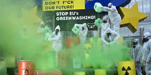 Des militants du Koala Kollektiv manifestent devant l'Euro-Sculpture à Francfort (Allemagne) contre le greenwashing  de l'inclusion de l'énergie nucléaire et du gaz naturel dans la taxonomie des énergies de l'Union européenne.