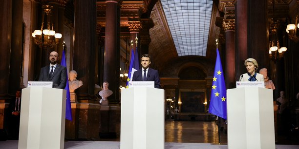 Le président Emmanuel Macron, la présidente de la Commission européenne Ursula von der Leyen et le président du Conseil européen Charles Michel lors de leur conférence de presse qui a suivi le sommet des leaders européens au Château de Versailles le 11 mars.