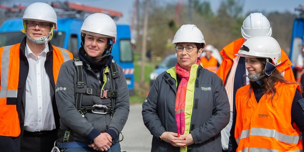 Au centre, Marianne Laigneau, la présidente du directoire d'Enedis, en déplacement sur un chantier en Dordogne, le 18 mars 2022.